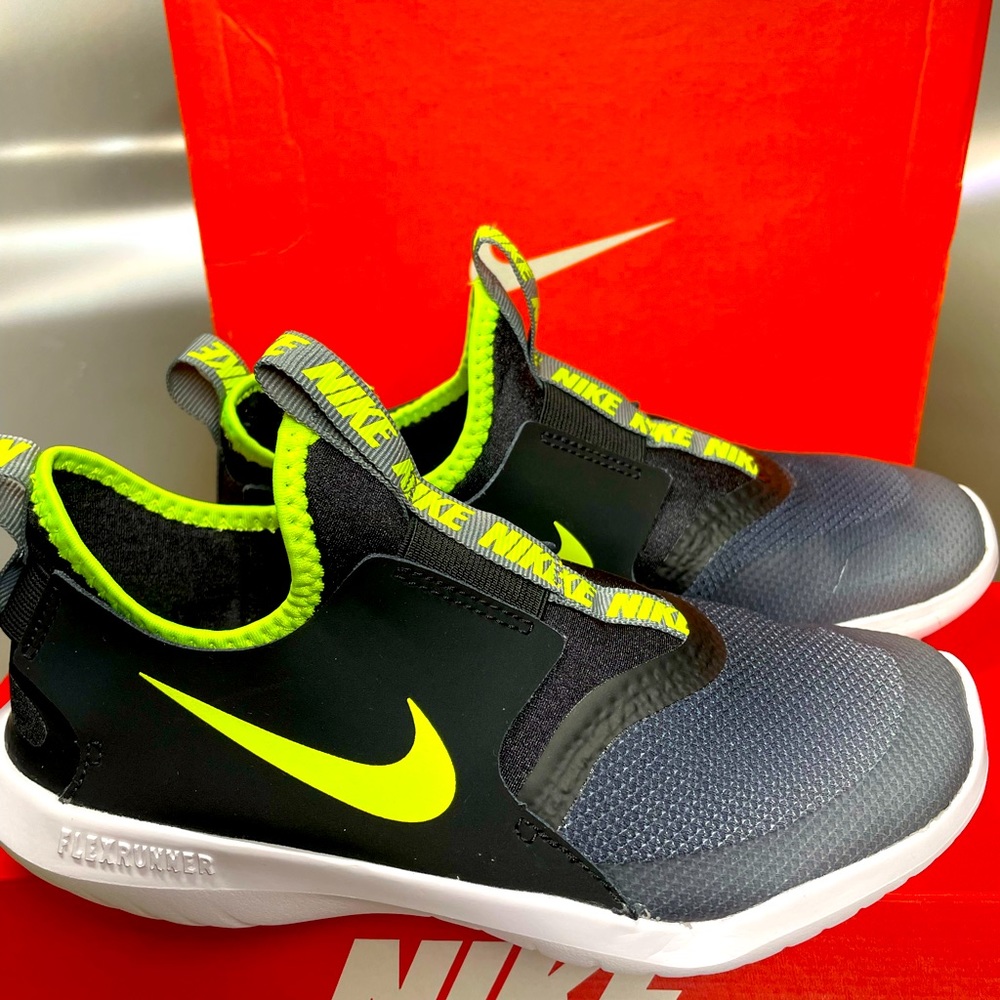 Boys Nike shoes size 3